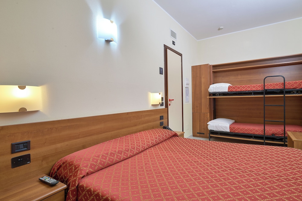Hotel Careni Villa Italia 35/62