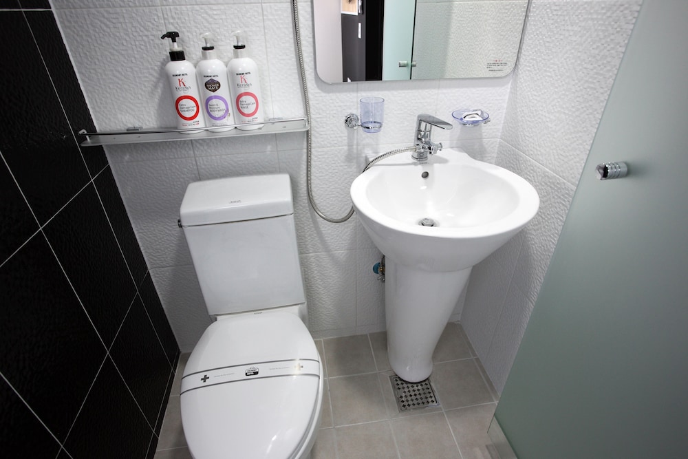 Ekonomy Hotel Myeongdong Premier 45/48