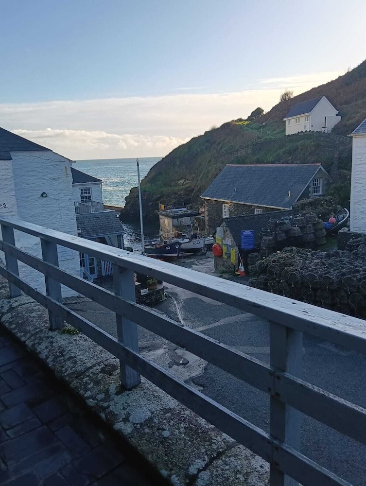 The Lugger Hotel 2/70