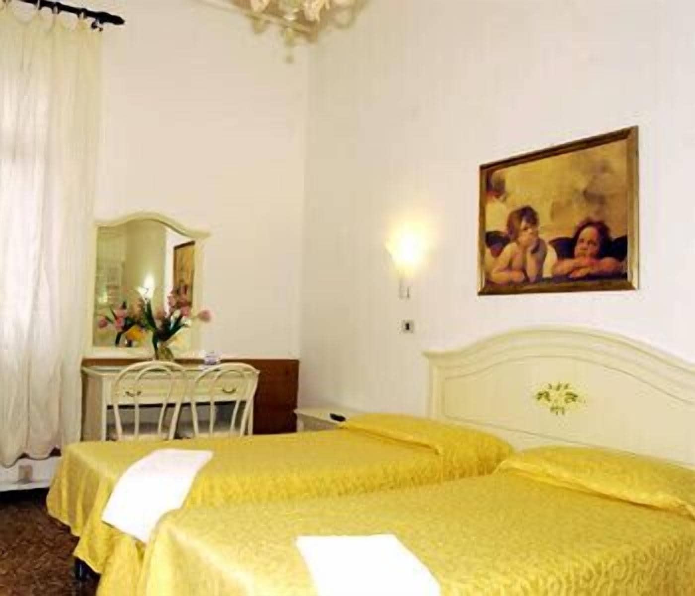 DOUBLE ROOM WITH SHARED BATHROOM