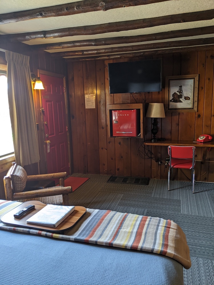 Foot of the Mountain Motel 48/71