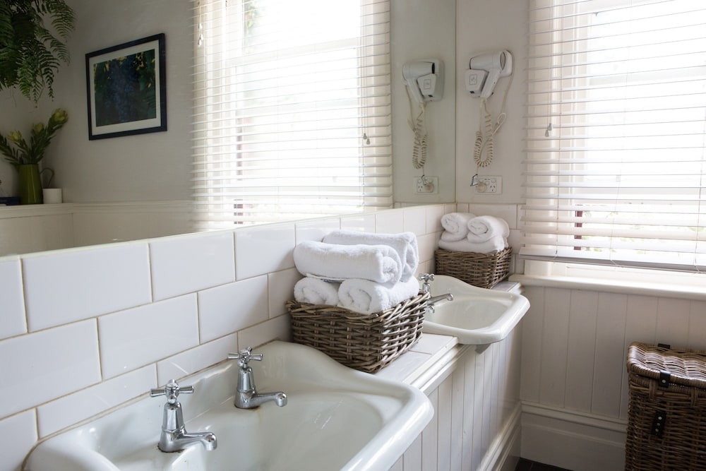 HEALESVILLE HOTEL 49/50