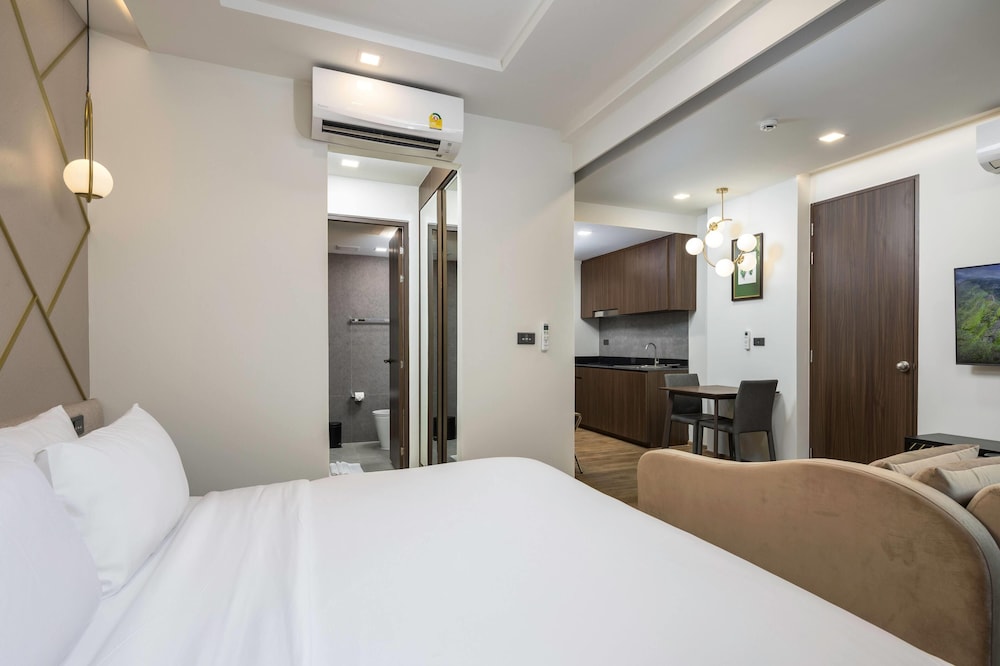 DELUXE, KING BED, POOL ACCESS