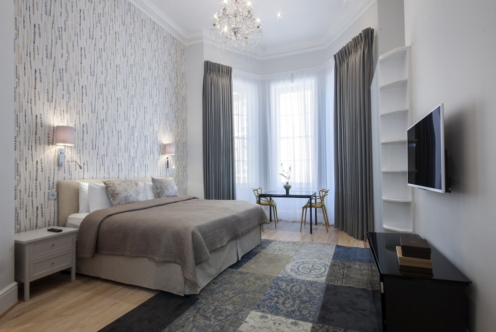 17 Hertford Street 8/42