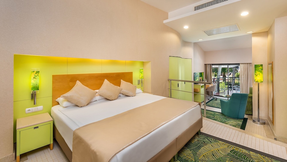 Junior Suite, 1 Double and 2 Bunk Beds, Pool View