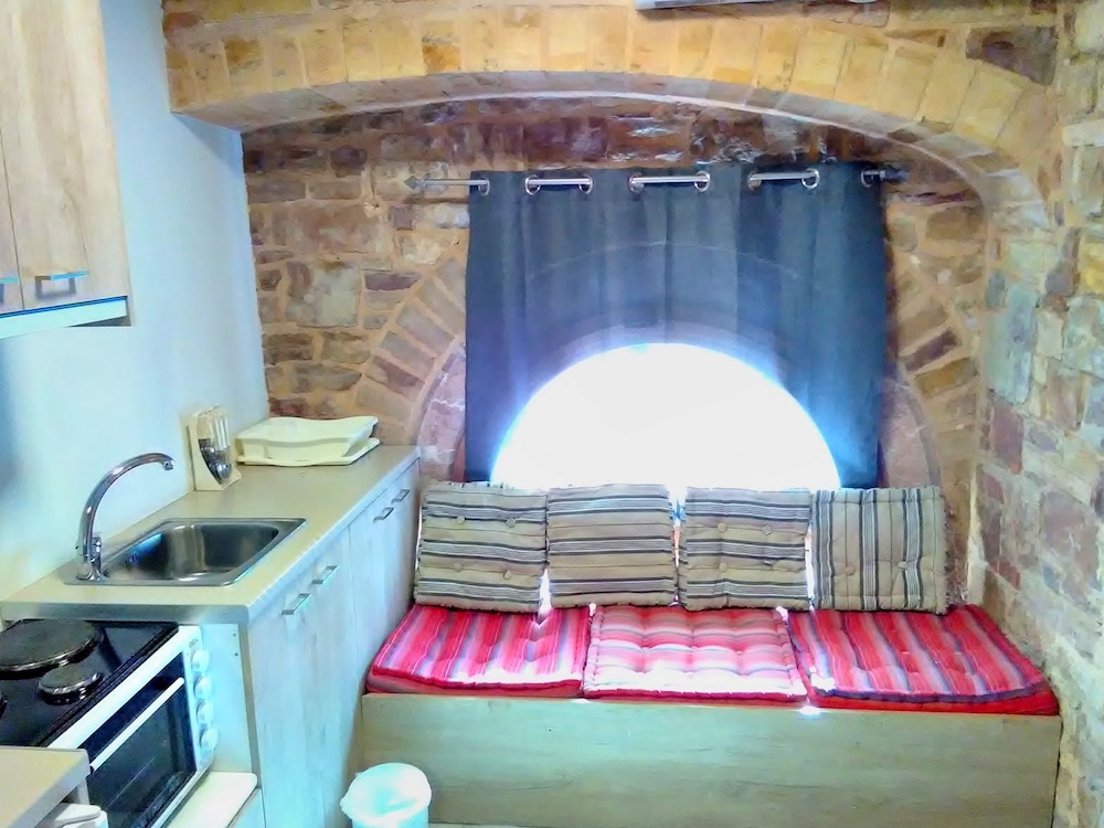Chios City Inn 30/48