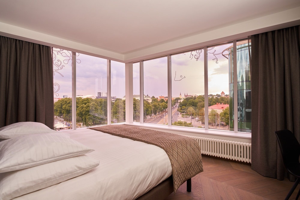 SUITE, KING BED, CITY VIEW, CORNER