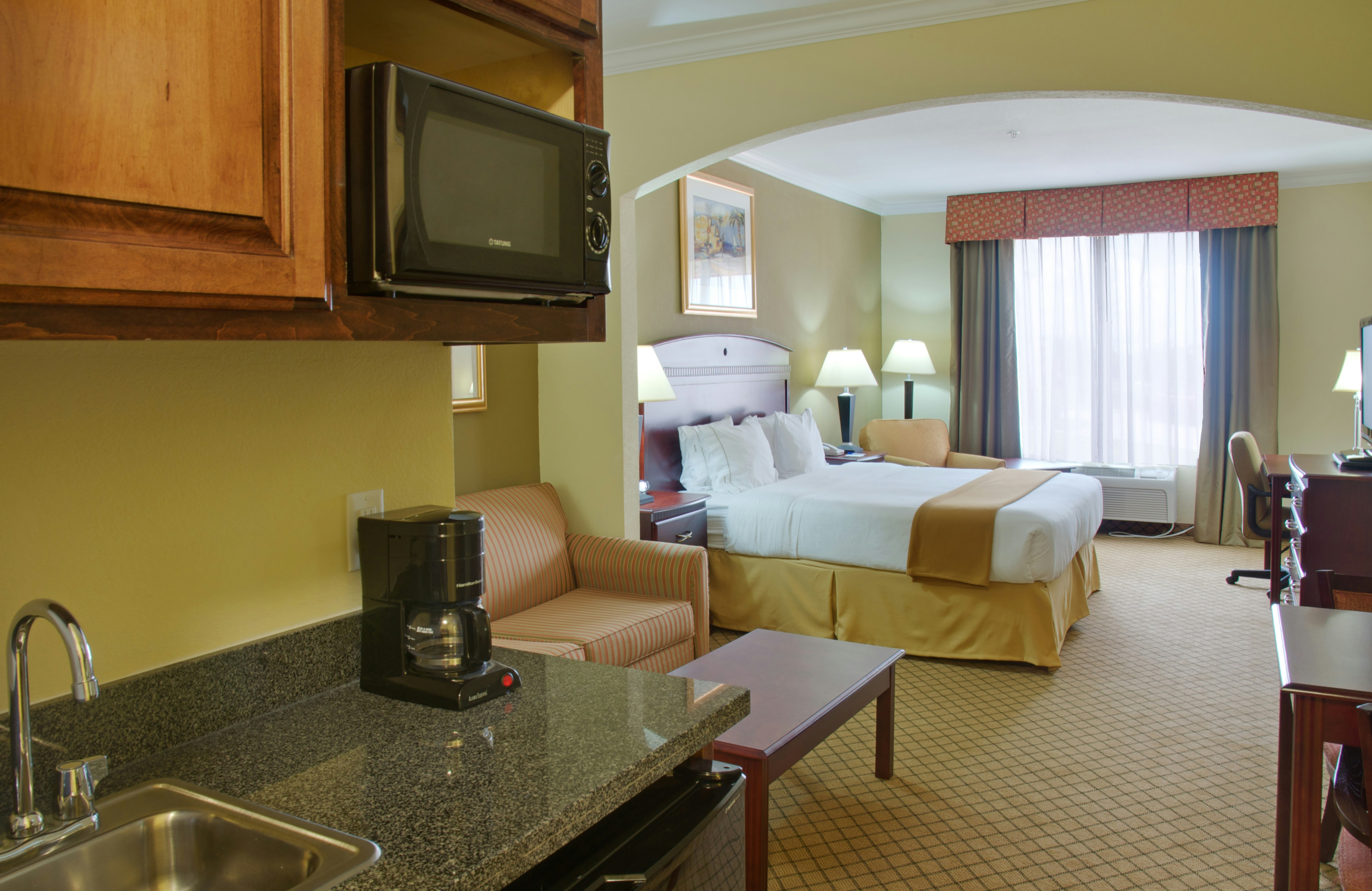 Holiday Inn Express Hotel & Suites Winnie 61/63