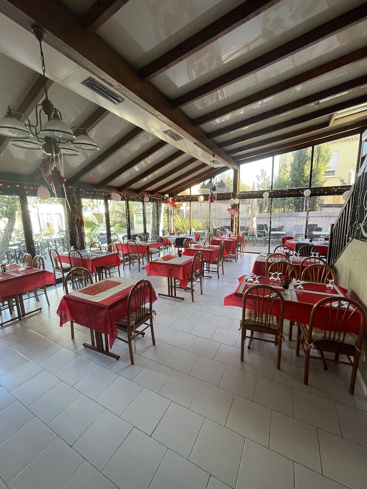 Hotel Les Cigalons 12/25