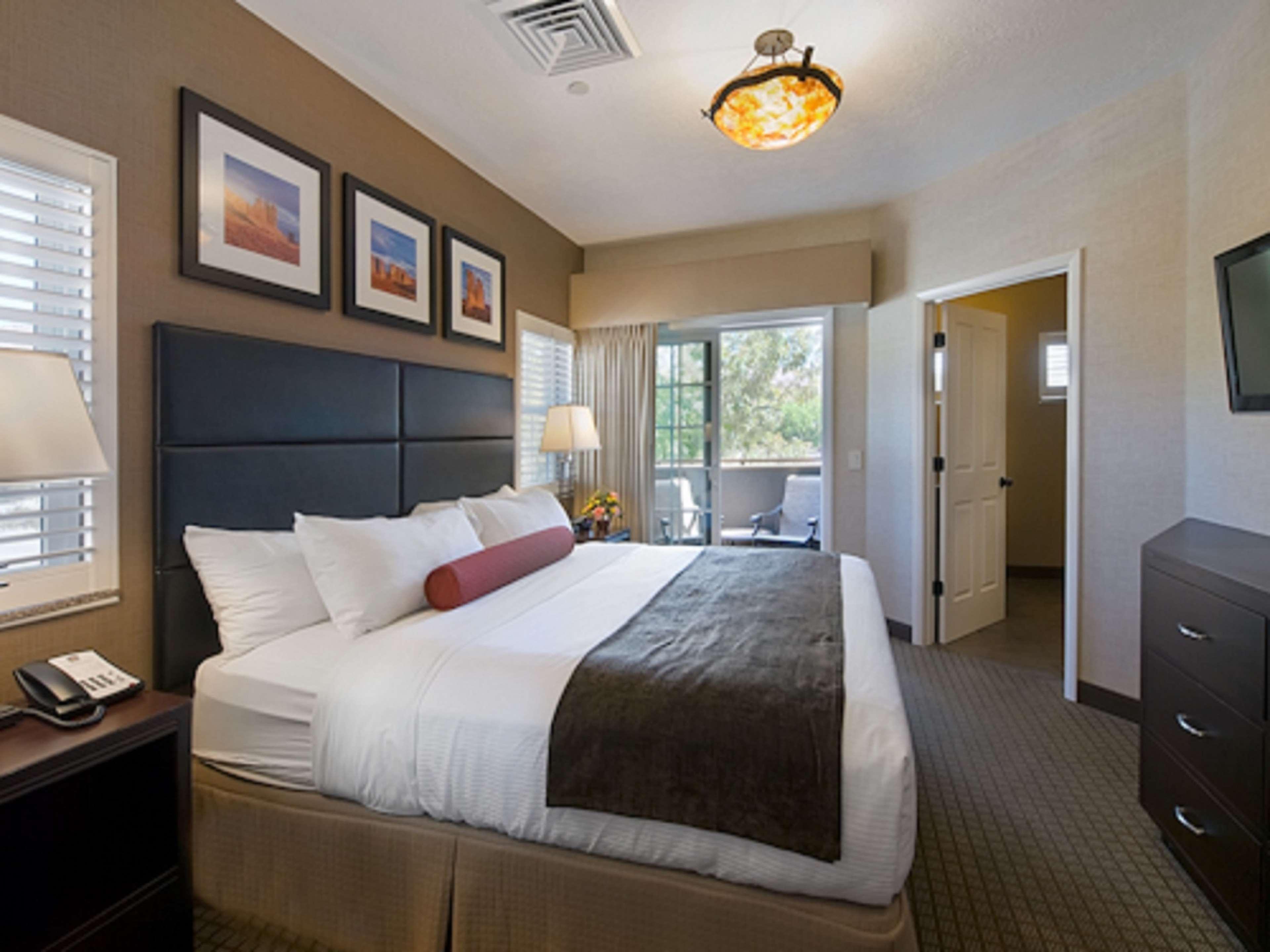 Suite, 1 King and 2 Queen Beds, Street View, Stair Access Only, Balcony, Kitchenette