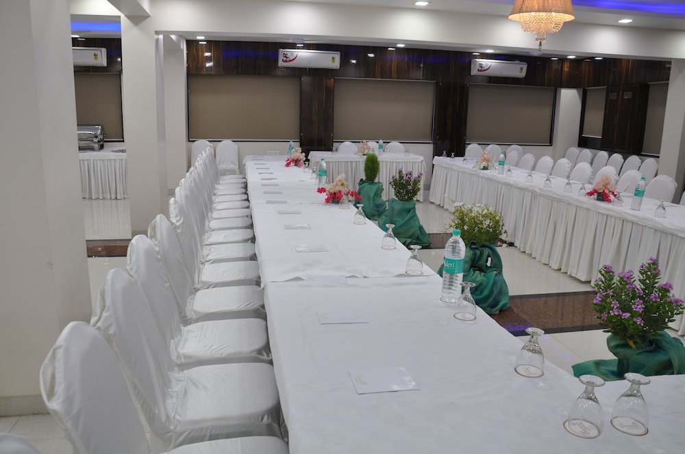 Savera A Business Luxury Hotel 18/26