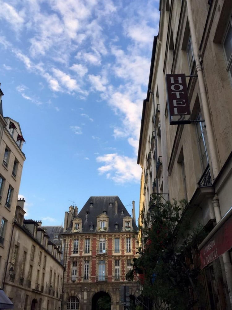 De La Place Des Vosges 56/63