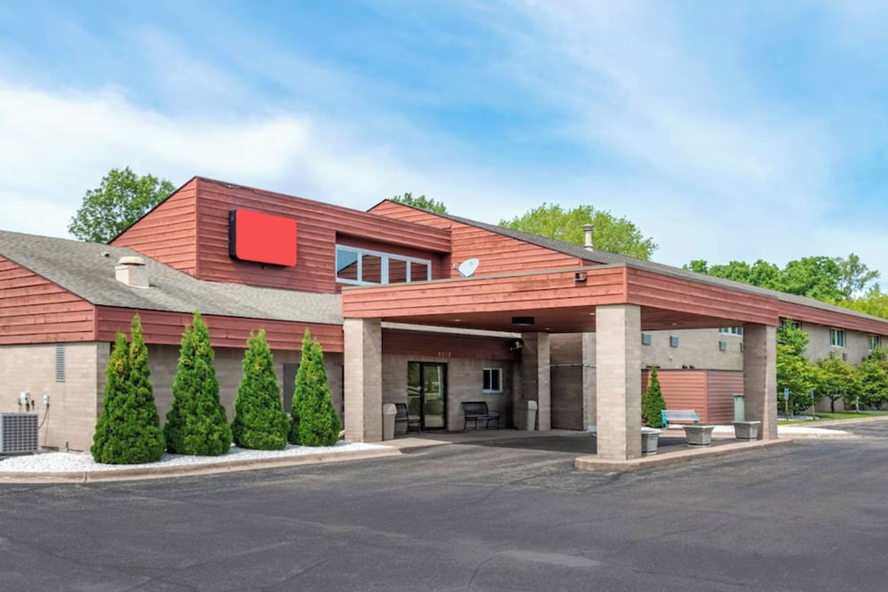 Coratel Inn & Suites by Jasper River Falls 53/60