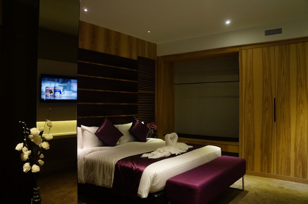 Greens Hotel And Suites 18/65