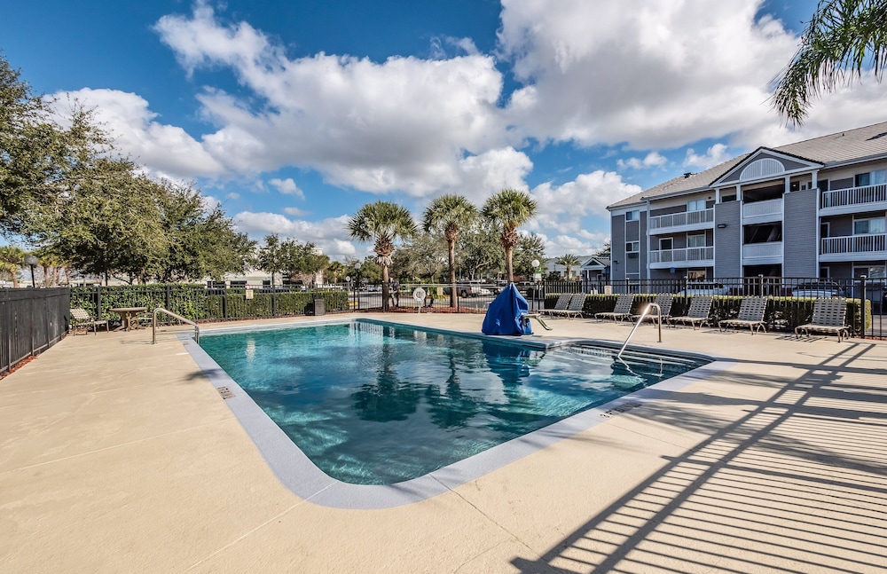 HomeTowne Studios by Red Roof Orlando South photo1