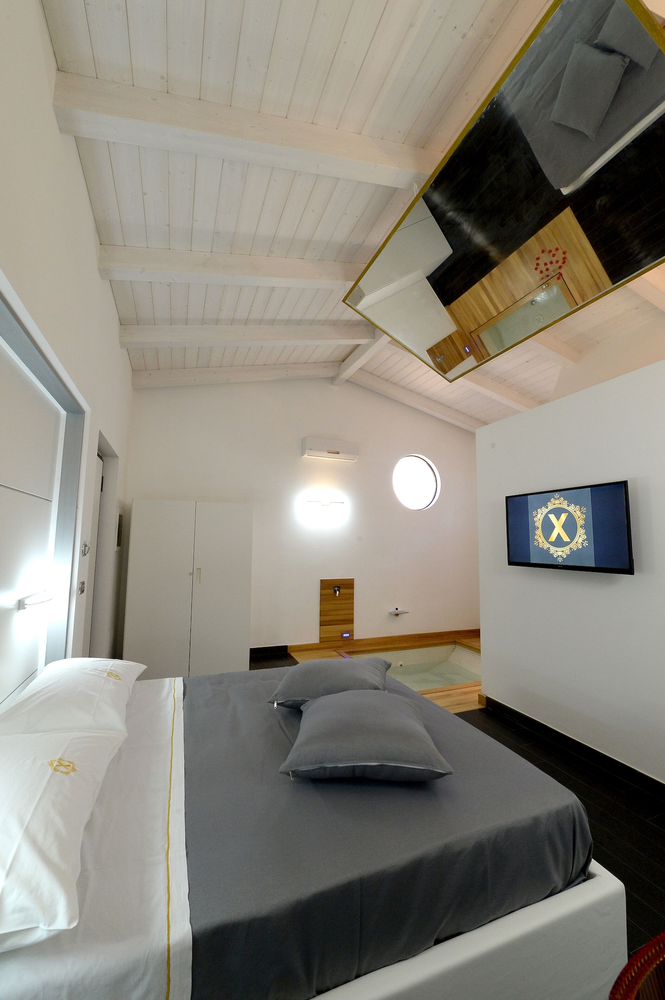 SUPERIOR, SUITE, BATHTUB
