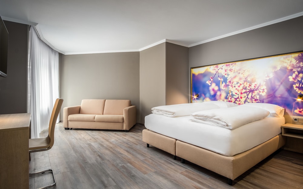 JUNIOR SUITE, KING BED, COURTYARD VIEW, SOFA