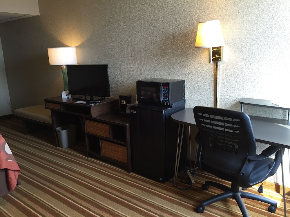 Super 8 by Wyndham Redfield 20/24