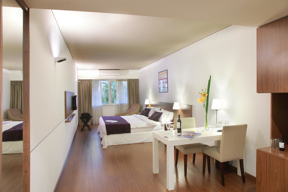 Dazzler by Wyndham Buenos Aires Maipu 67/76