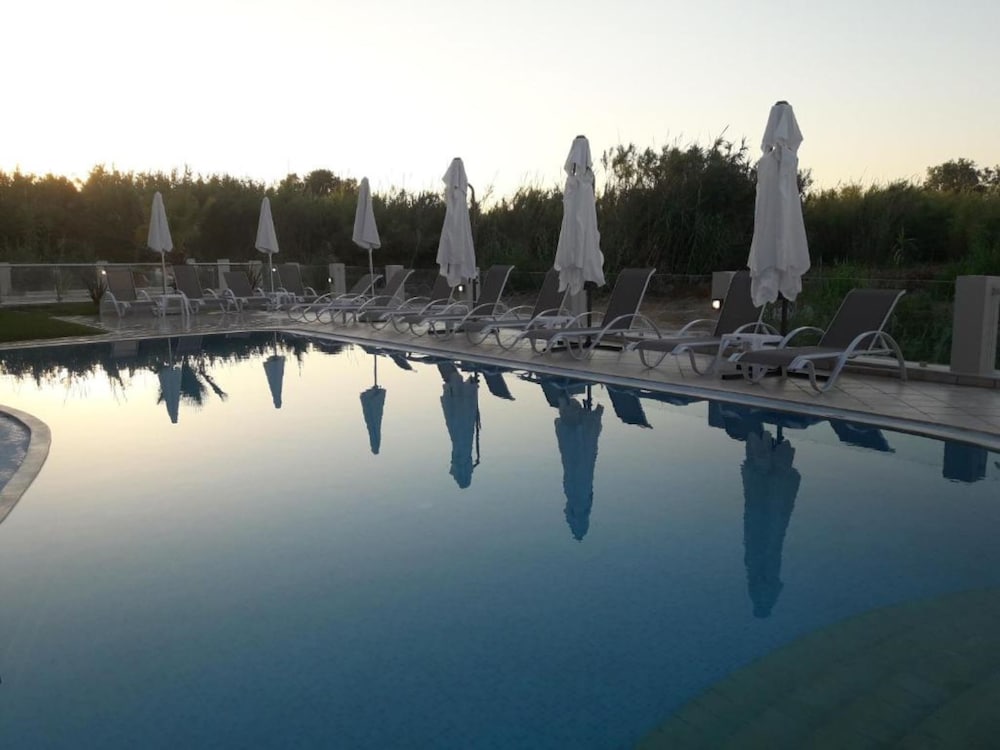Carisa Suites and Apartments 48/50