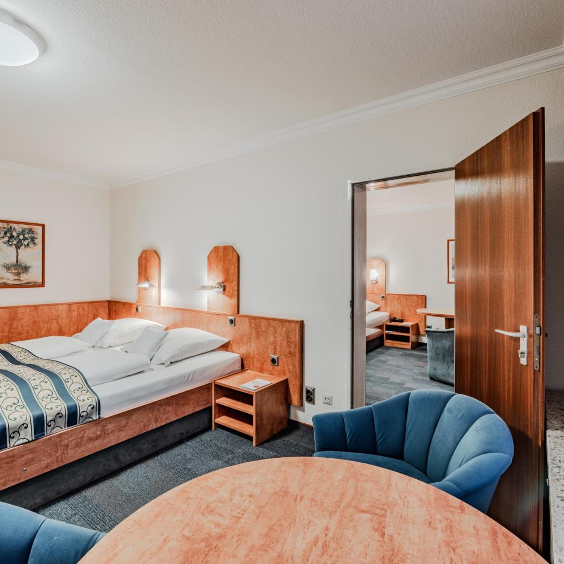 Connecting, Double Bed