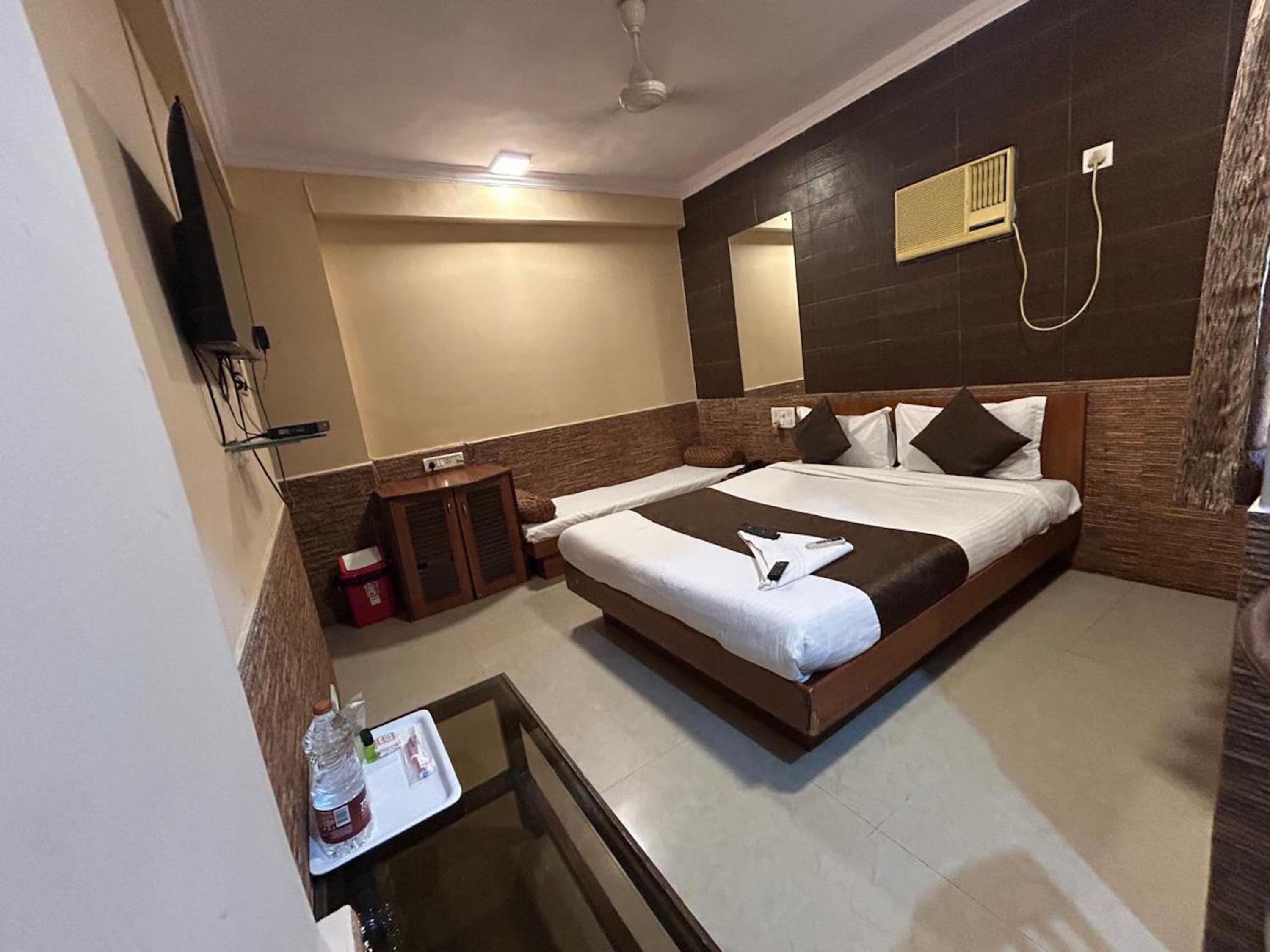 Lucky Hotels And Restaurants Bandra