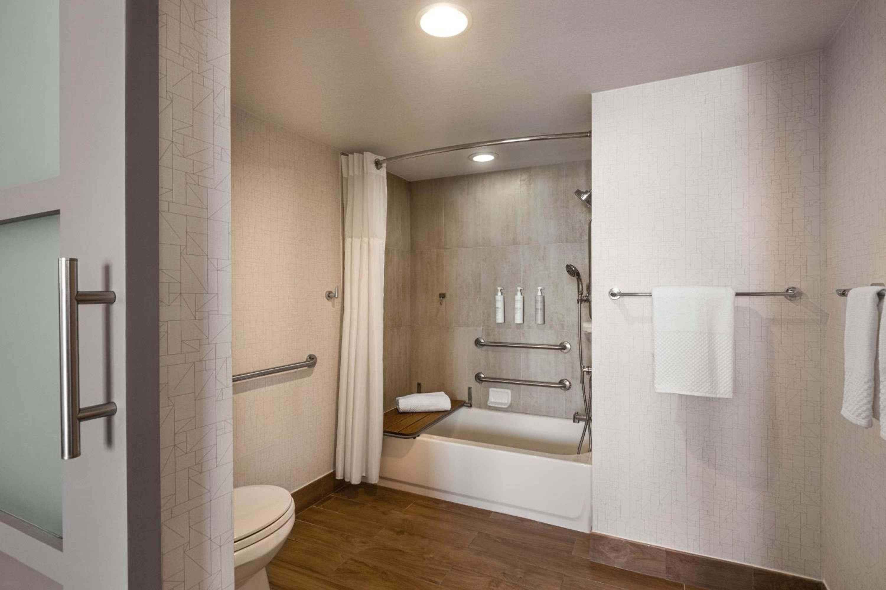 جناح بسرير كينج مع أريكة لذوي الإعاقة، Embassy Suites by Hilton Miami International Airport 3/3
