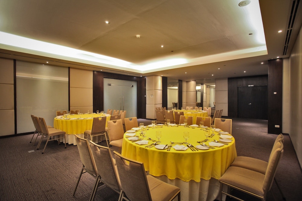 Limketkai Luxe Hotel 44/50