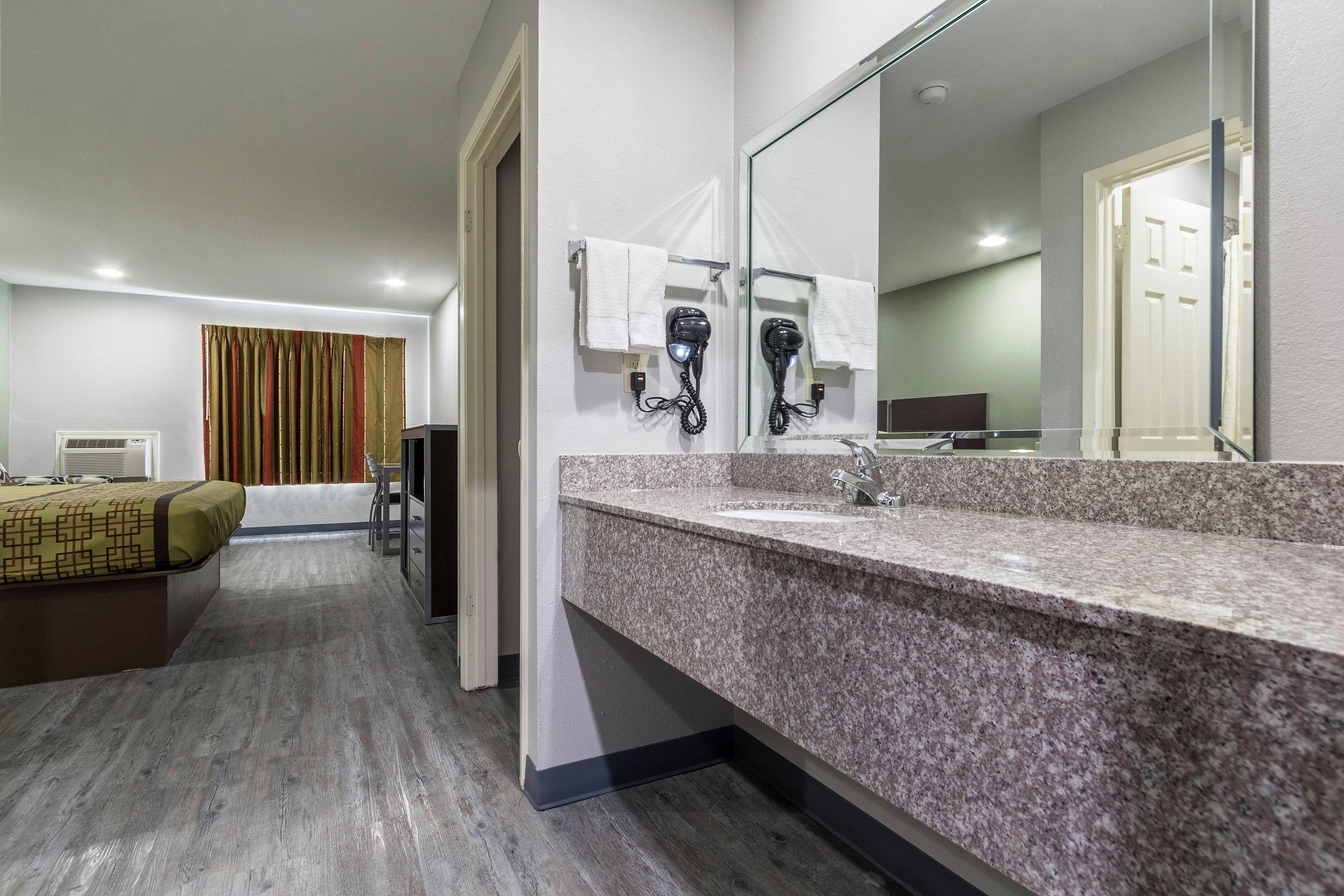 Scottish Inn and Suites Tomball TX 24/24