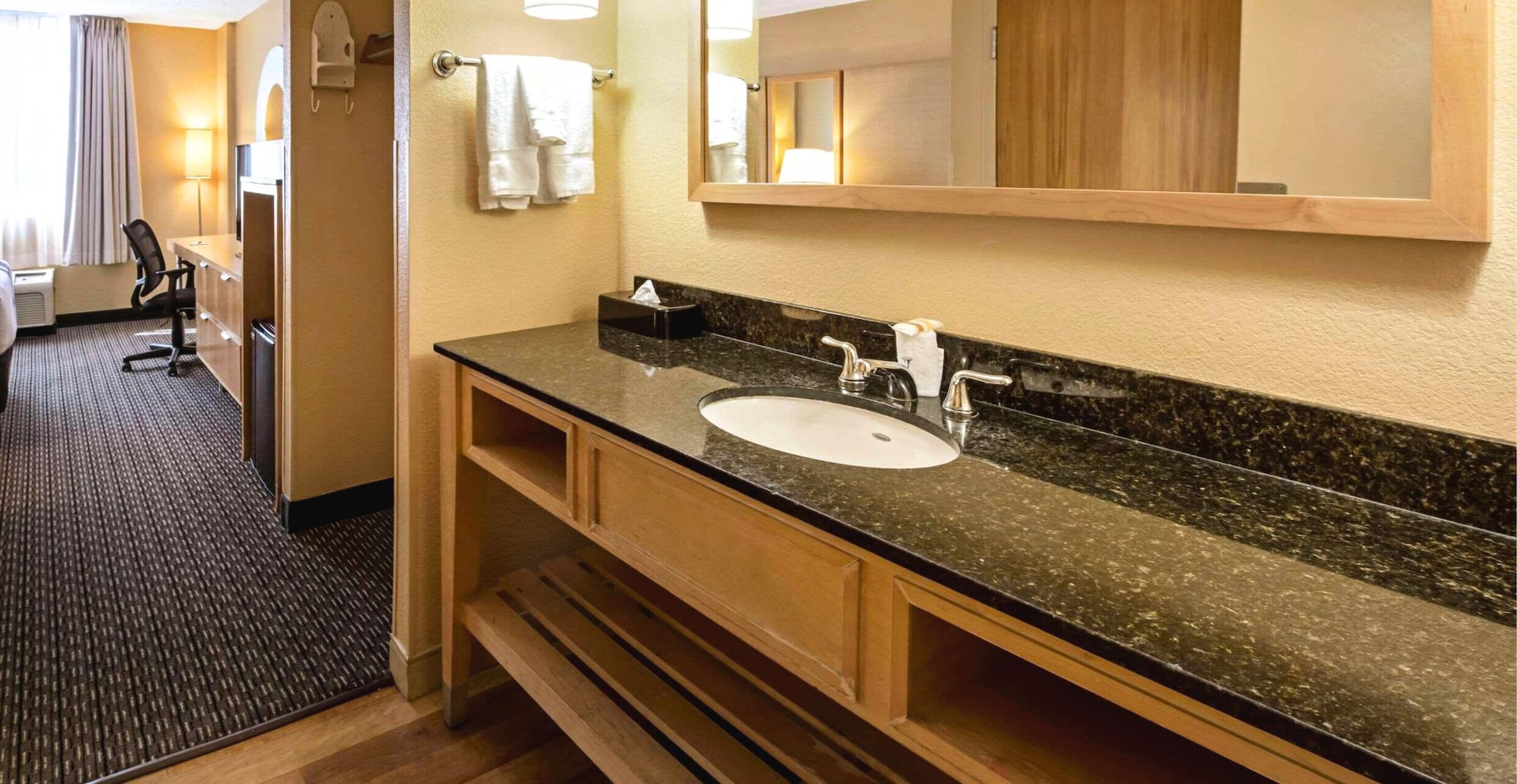 غرفة بسرير كوين بحوض استحمام لذوي الإعاقة، La Quinta Inn Suites By Wyndham West Palm Beach Airport 3/4