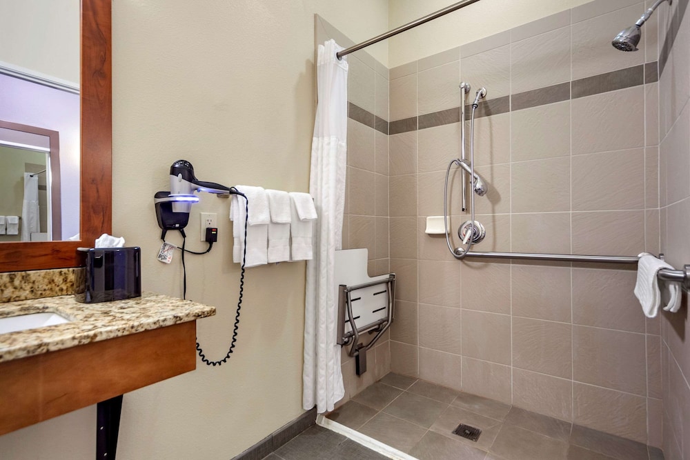 Comfort Inn and Suites Avera Southwest Sioux Falls SD 14/37