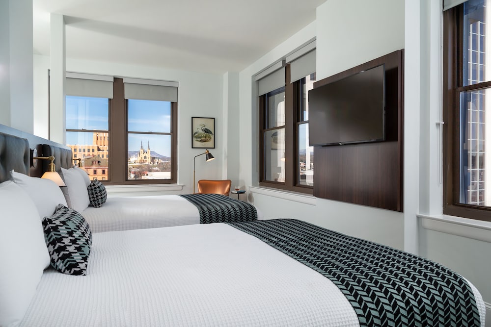 CLASSIC, 2 QUEEN BEDS, CORNER