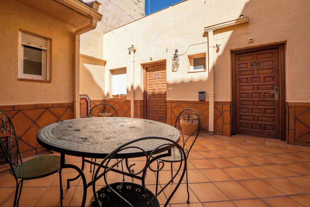 EL HOSTAL PUERTA BISAGRA. 53/60