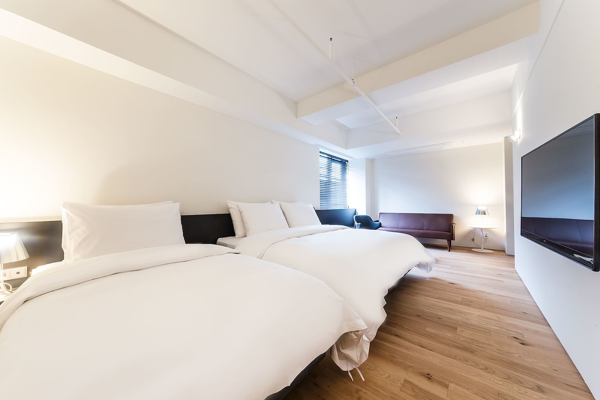 FAMILY, TWIN BEDS