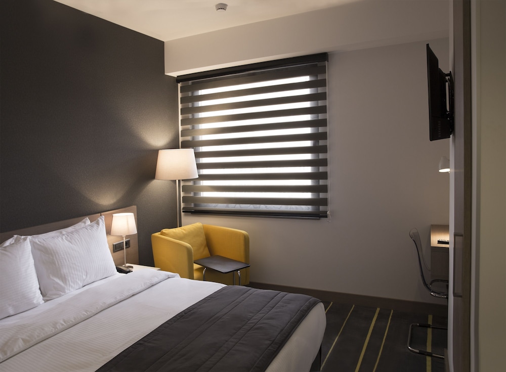 ECONOMY, QUEEN BED