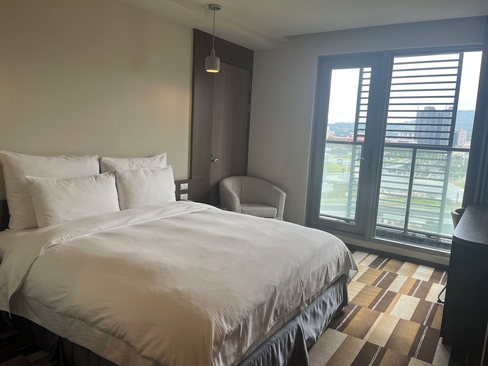 2 BEDROOMS, PREMIUM, QUADRUPLE