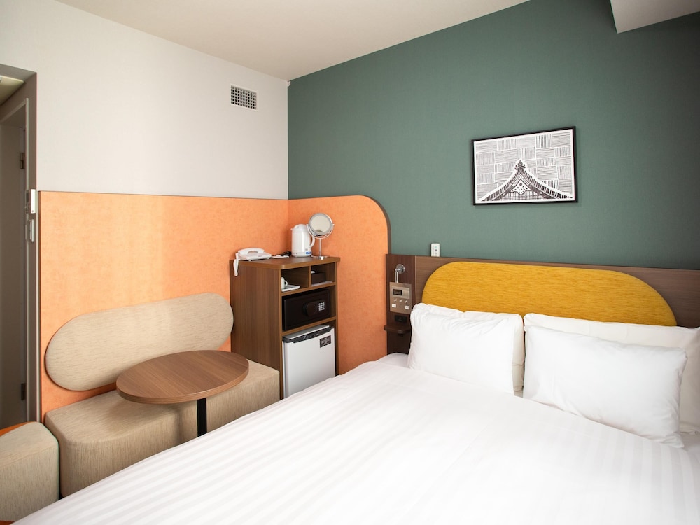 ROOM, QUEEN BED