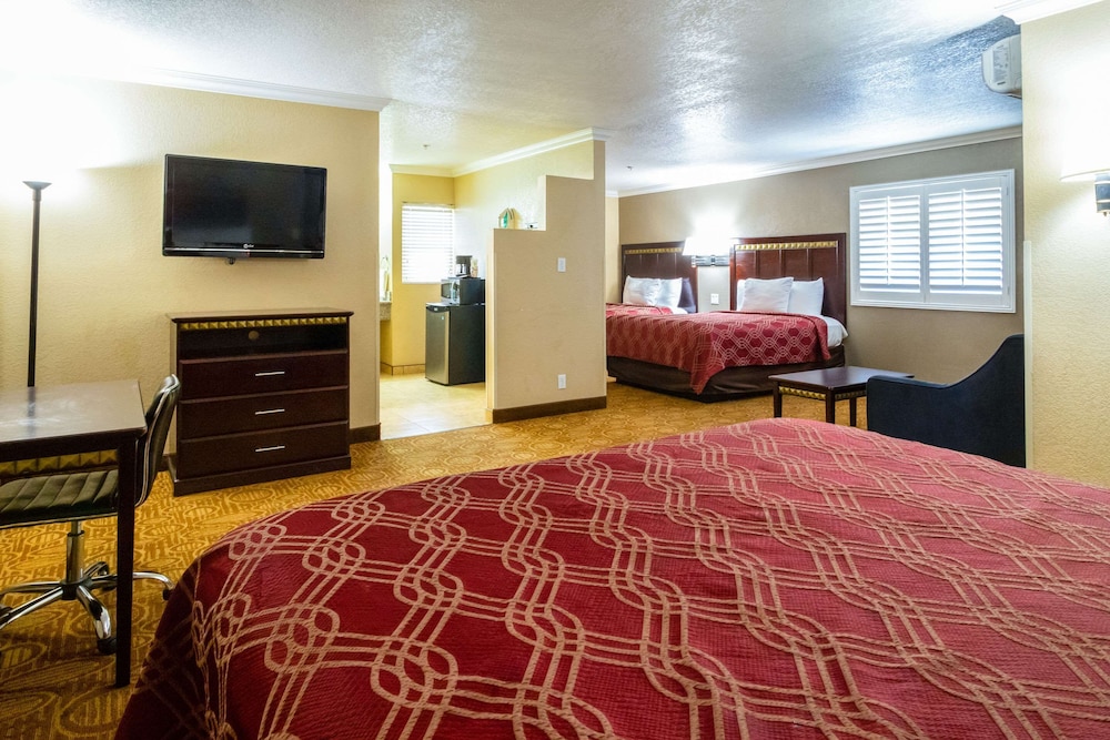 Econo Lodge Inn & Suites Fallbrook Downtown 19/31
