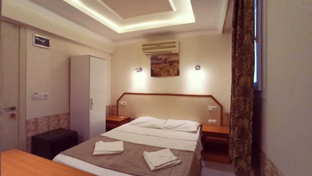ROOM, DOUBLE BED