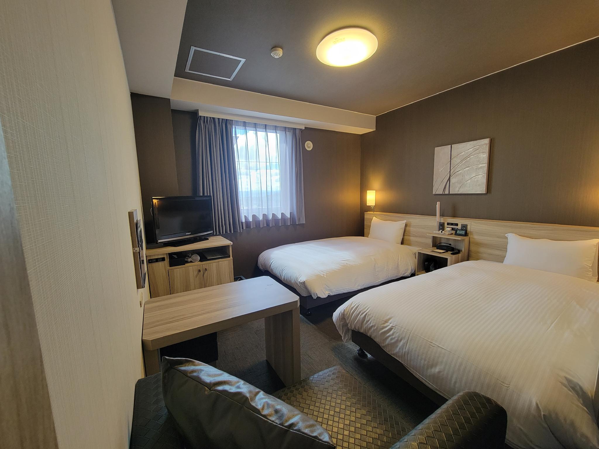 غرفة قياسية بسريرين منفصلين في المبنى الرئيسي للمدخنين