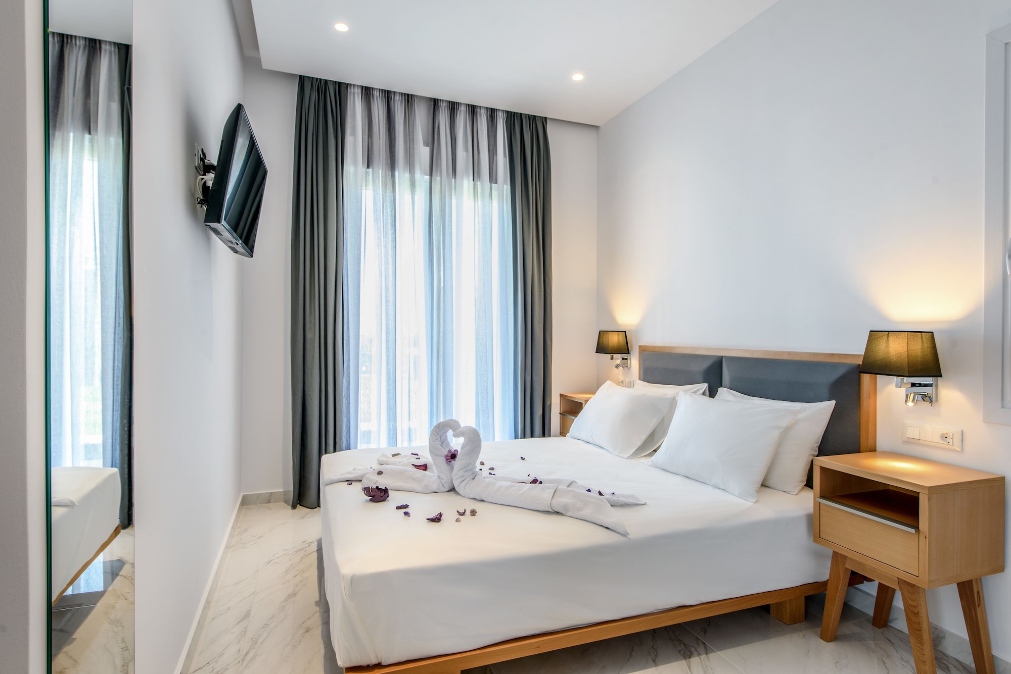 2 BEDROOMS, EXECUTIVE, SUITE, QUADRUPLE