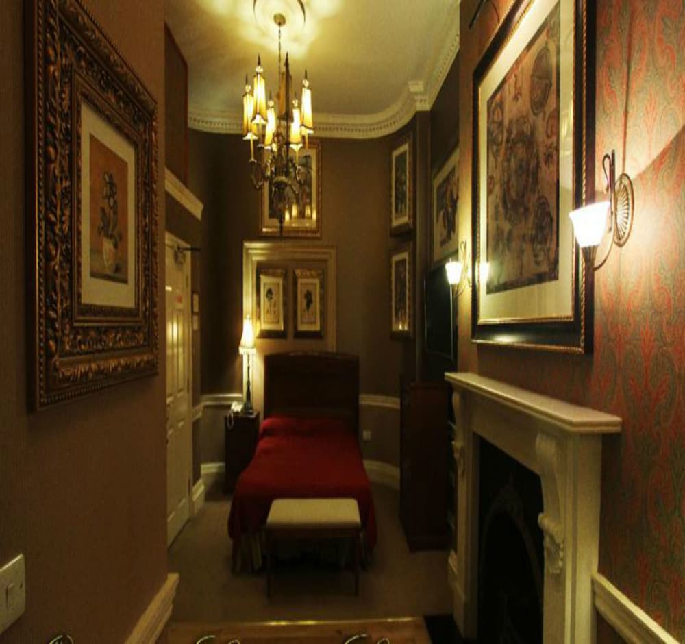 Opulence Centra London Hotel 45/75