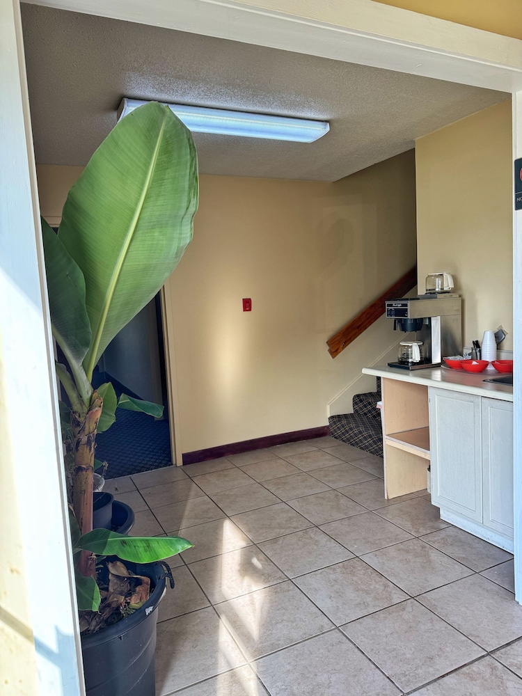 Laketree Inn And Suites Marion 8/34