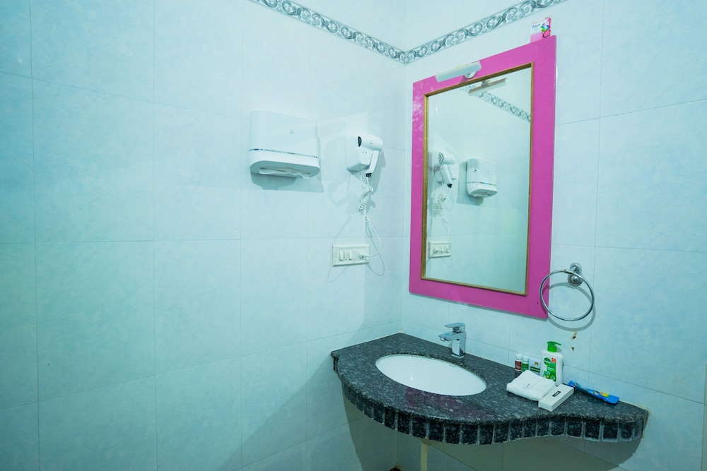 Hotel Marina Mahal 50/50