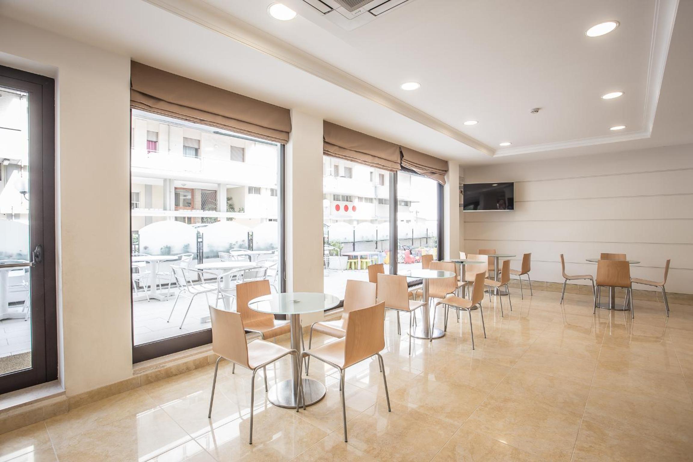 Roxy & Beach Hotel 24/43