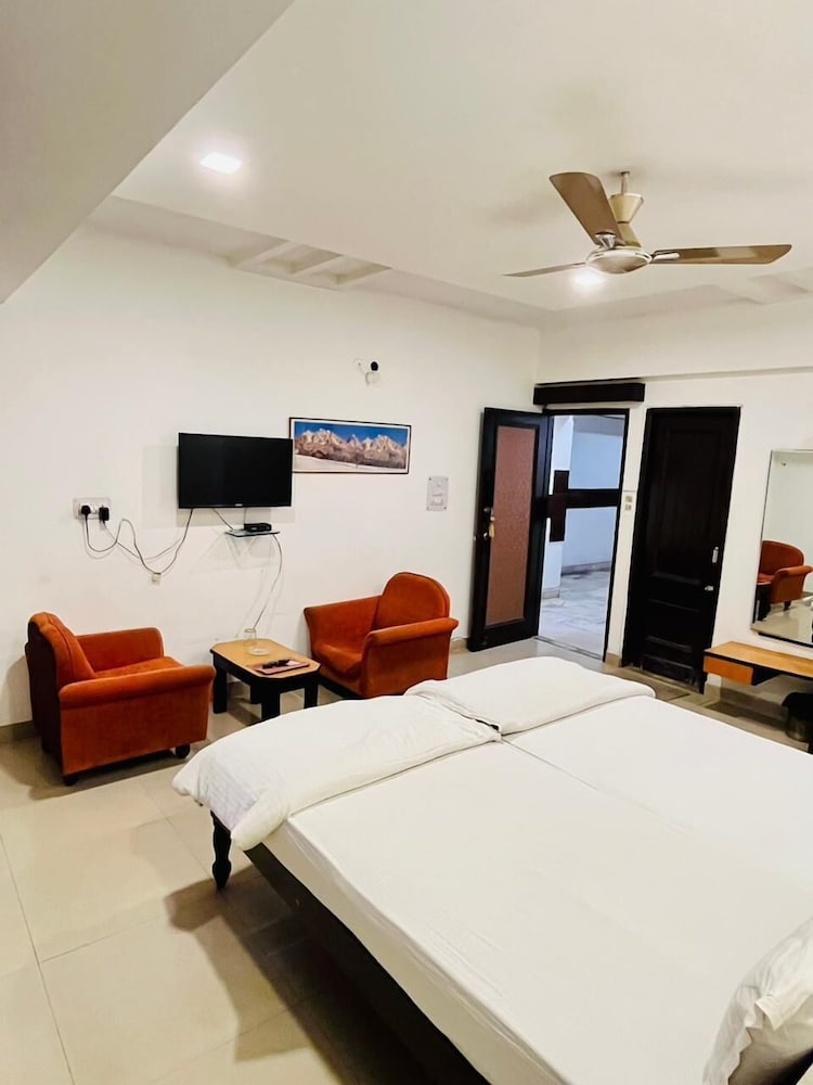 PATHIK HOTEL 6/32