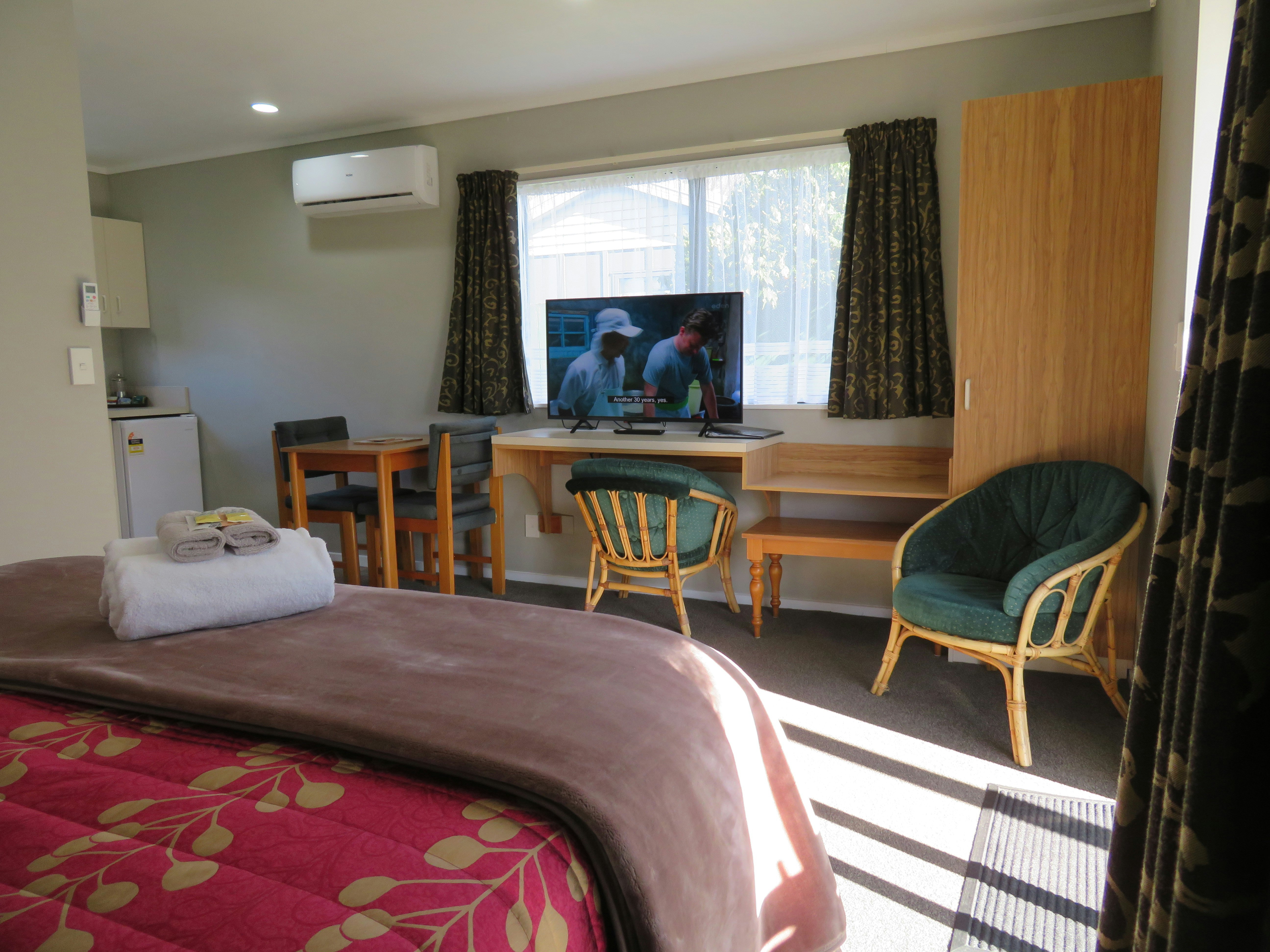 Commodore Court Motel 37/76