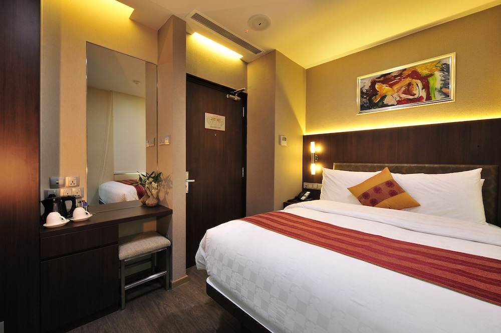HOTEL CLOVER 5 HONGKONG STREET 15/37