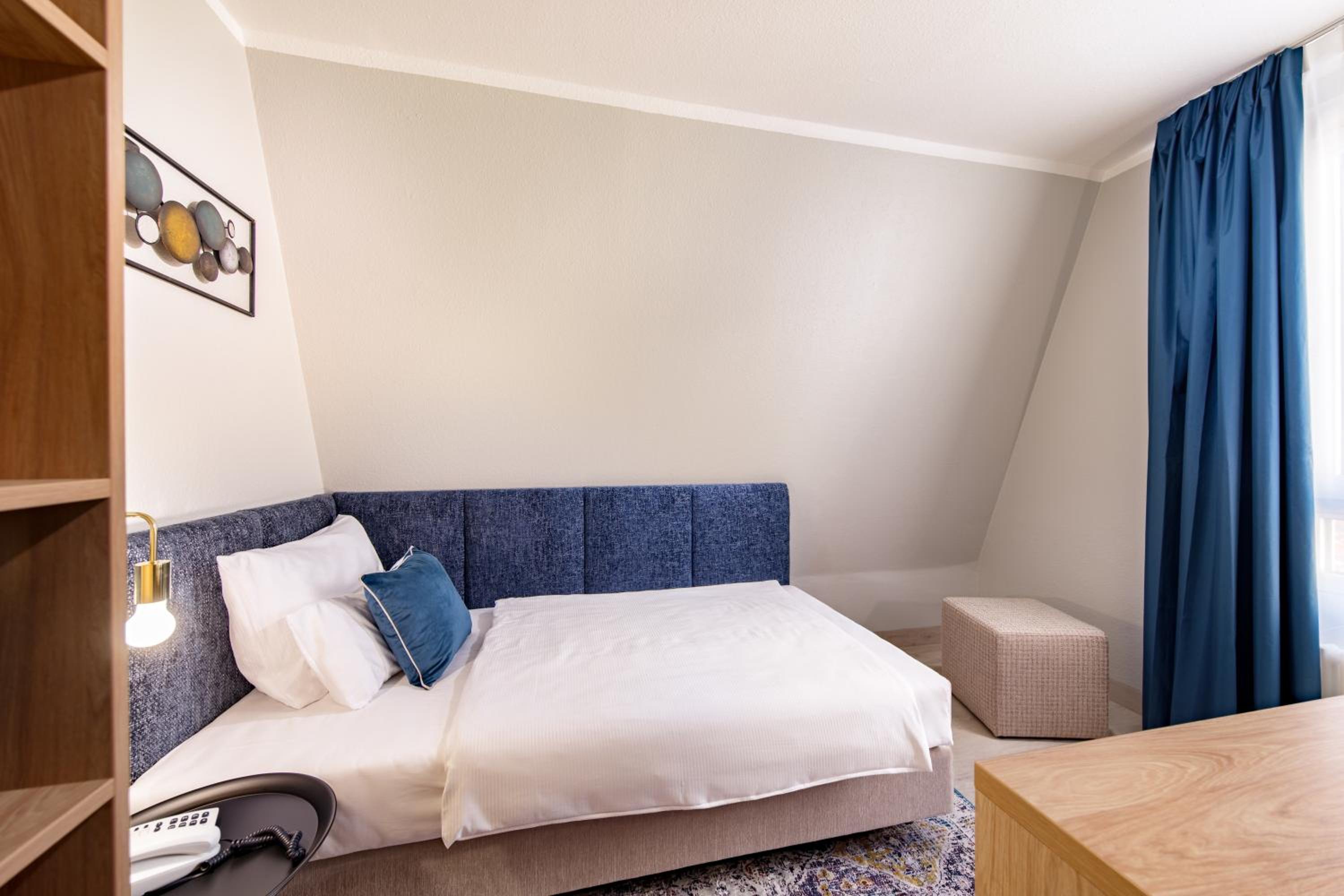 Standard, Single, Queen Bed