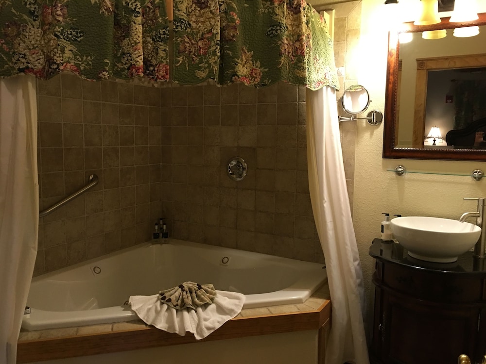 All Seasons Inn Eureka Springs 49/50
